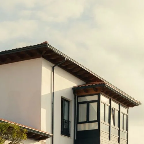 Imagem de uma calha com moldura estilo americano